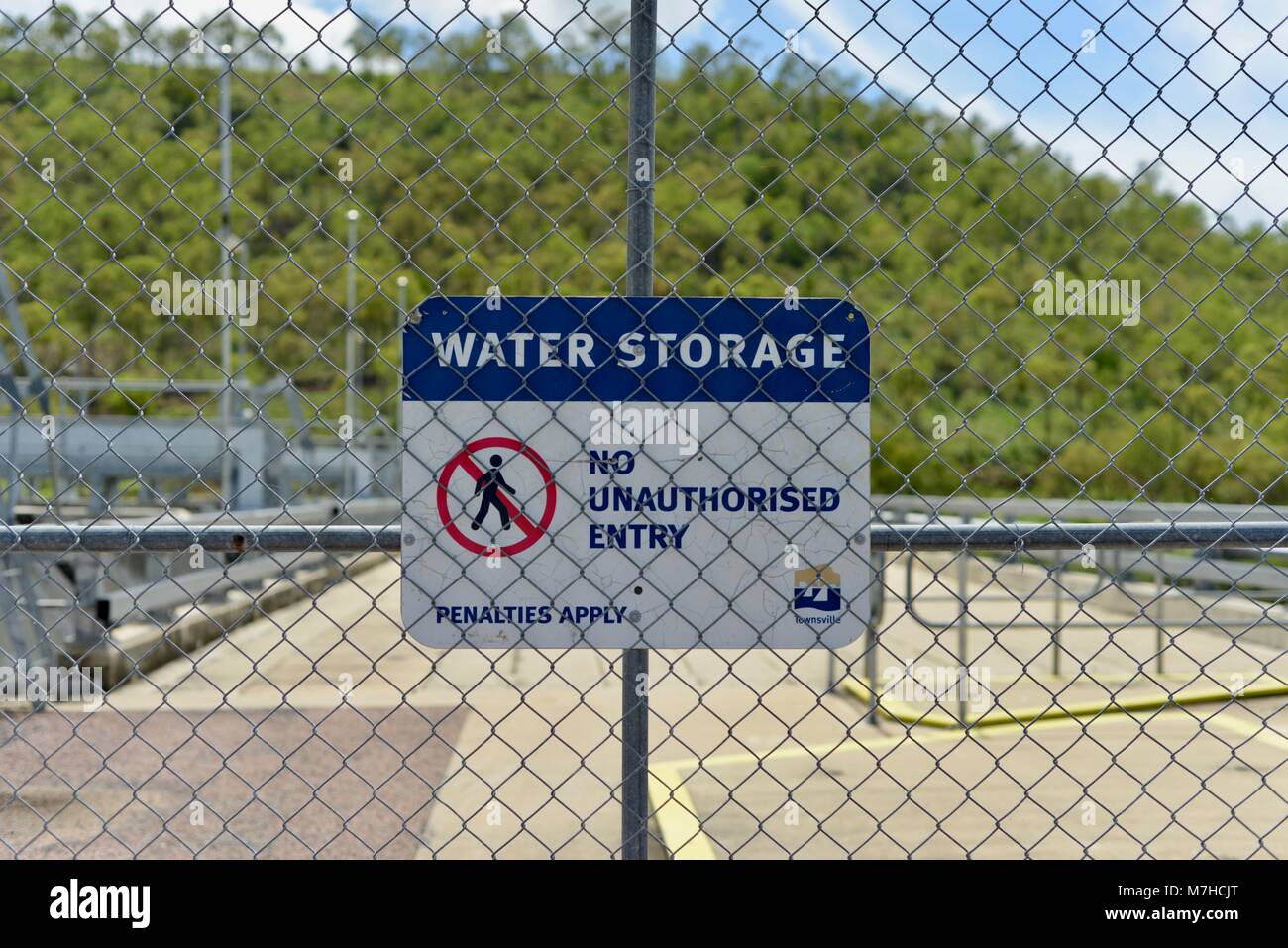 Acqua Deposito nessun ingresso non autorizzato le sanzioni si applicano, segnaletica, Ross diga sul fiume, Ross Dam Accesso, Kelso QLD, Australia Foto Stock