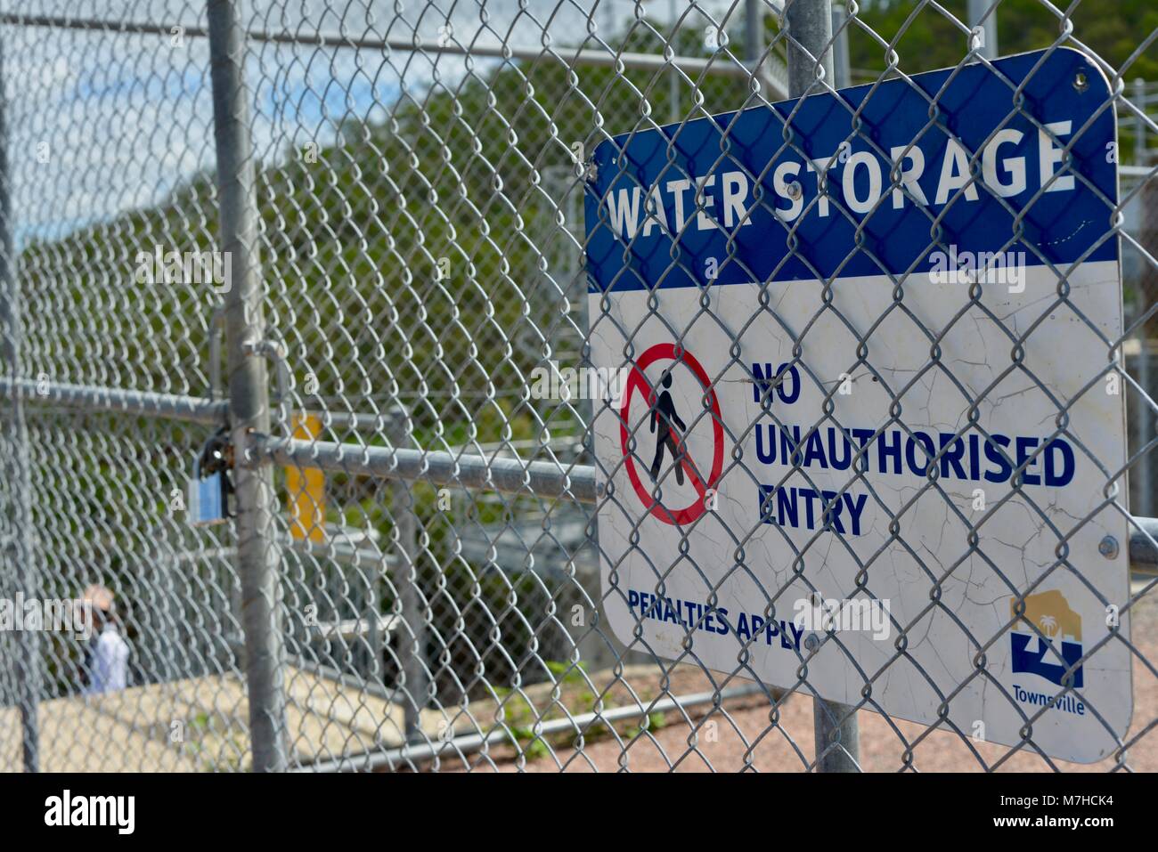 Acqua Deposito nessun ingresso non autorizzato le sanzioni si applicano, segnaletica, Ross diga sul fiume, Ross Dam Accesso, Kelso QLD, Australia Foto Stock
