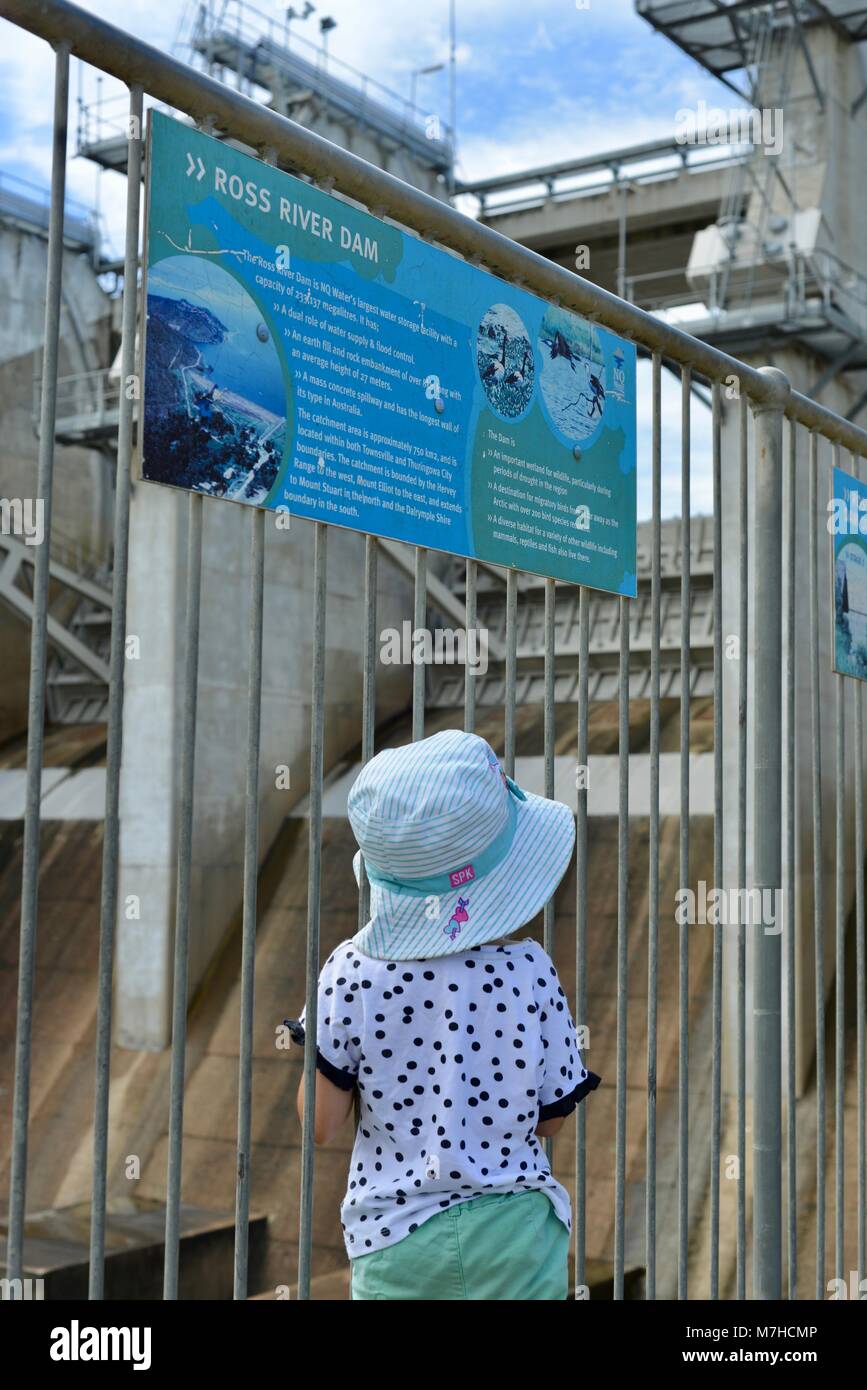I bambini in piedi accanto a un segno di informazioni circa il fiume ross dam, Ross diga sul fiume, Ross Dam Accesso, Kelso QLD, Australia Foto Stock