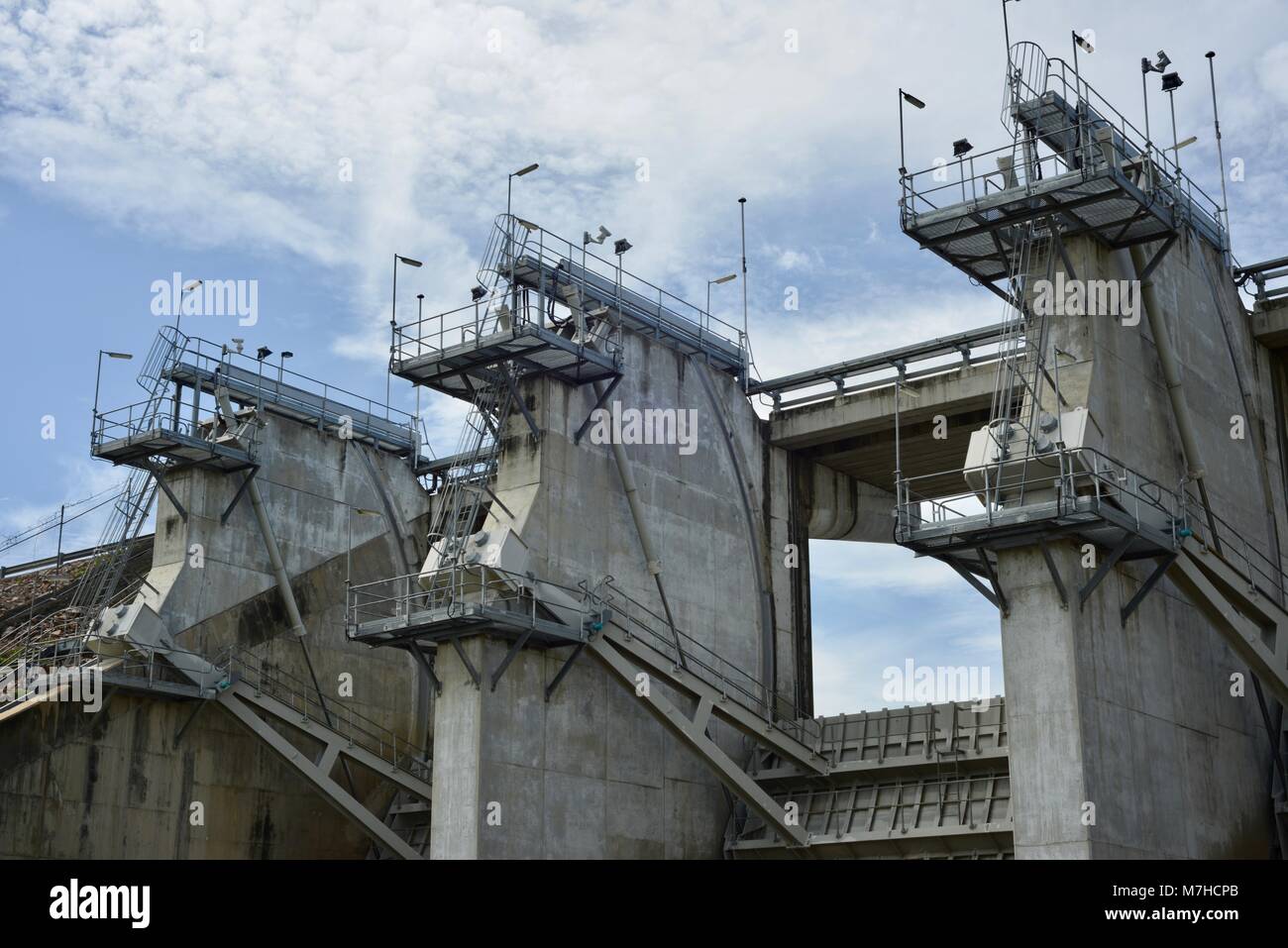 Serbatoio acqua infrastructure per controllare il rilascio di acqua da una diga, Ross diga sul fiume, Ross Dam Accesso, Kelso QLD, Australia Foto Stock