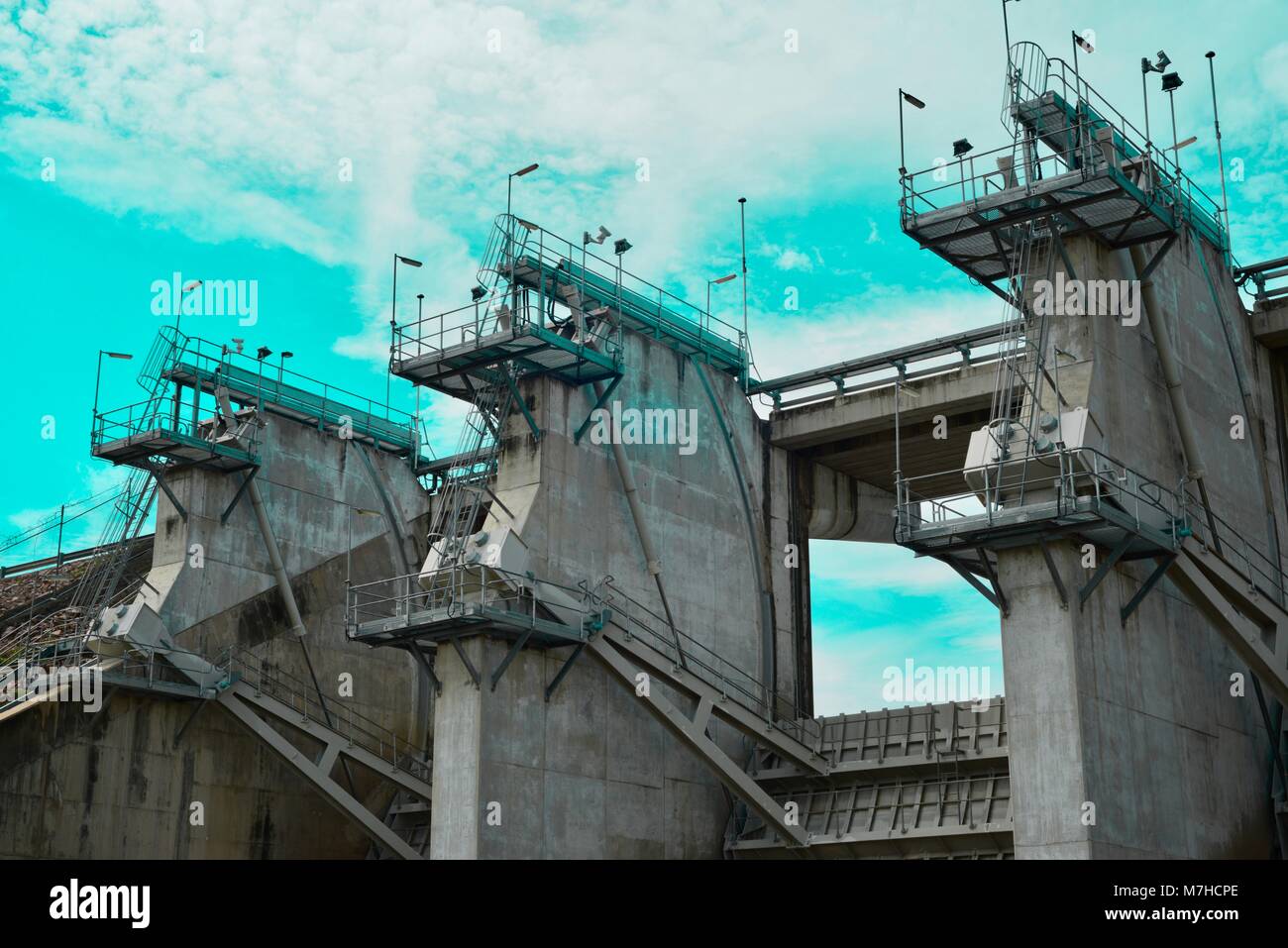 Immagine astratta di serbatoio di acqua infrastructure per controllare il rilascio di acqua da una diga, in blu verde, Ross diga sul fiume, Kelso QLD, Australia Foto Stock