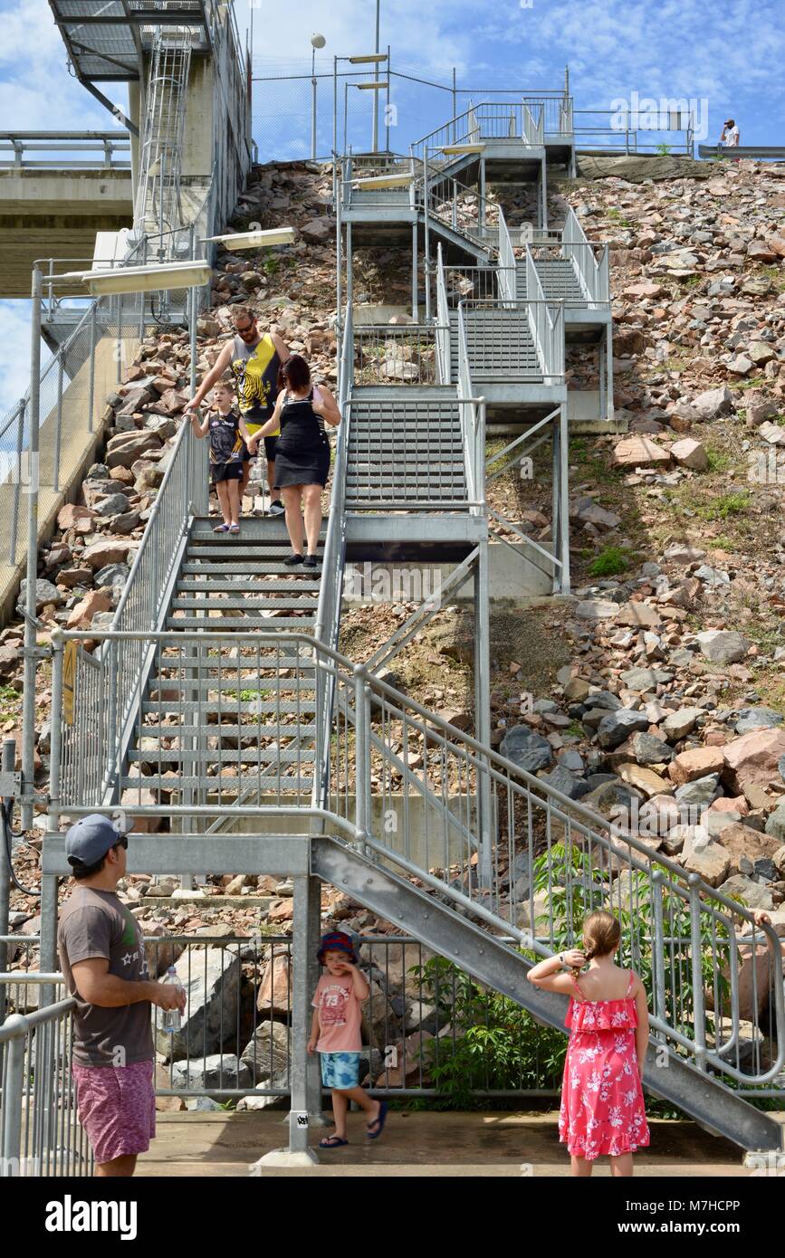 I bambini e gli adulti a piedi verso il basso in acciaio galvanizzato di scale, Ross diga sul fiume, Ross Dam Accesso, Kelso QLD, Australia Foto Stock