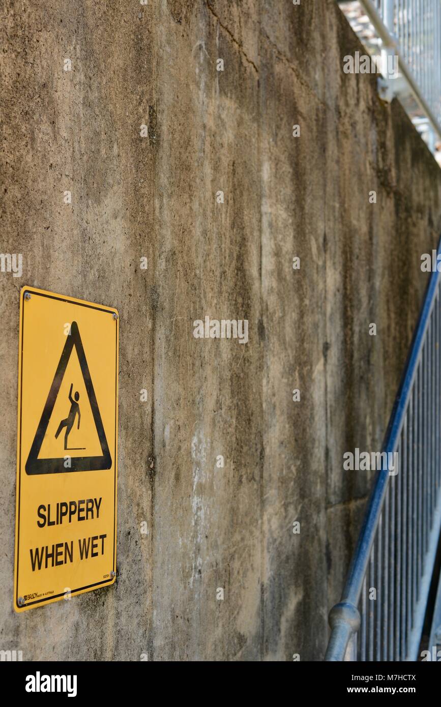 Scivoloso quando è bagnato segno con l immagine dell uomo la caduta, Ross diga sul fiume, Ross Dam Accesso, Kelso QLD, Australia Foto Stock