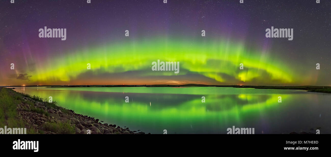 L'arco del auroral oval oltre il lago ridotta nel sud Alberta, Canada. Foto Stock