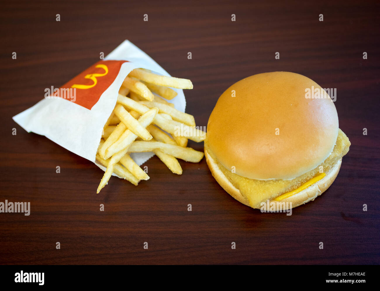 Un McDonald's Filet-O-pesce, un sandwich di pesce e una piccola patatine fritte. Foto Stock