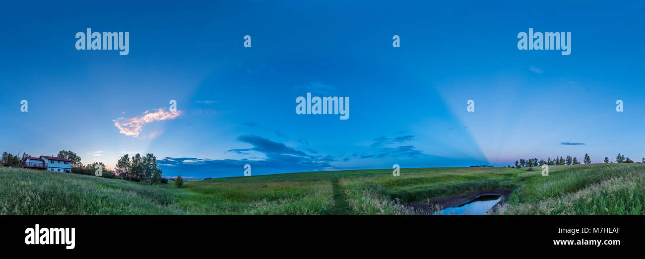 Raggi crepuscolari ampi attraverso il cielo, Canada. Foto Stock