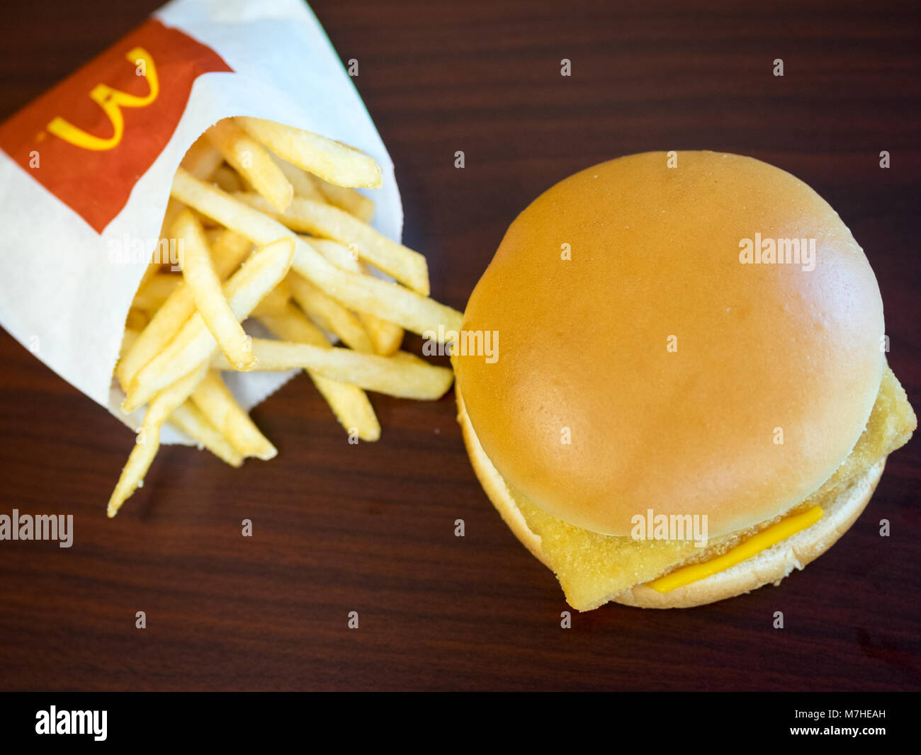 Un McDonald's Filet-O-pesce, un sandwich di pesce e una piccola patatine fritte. Foto Stock