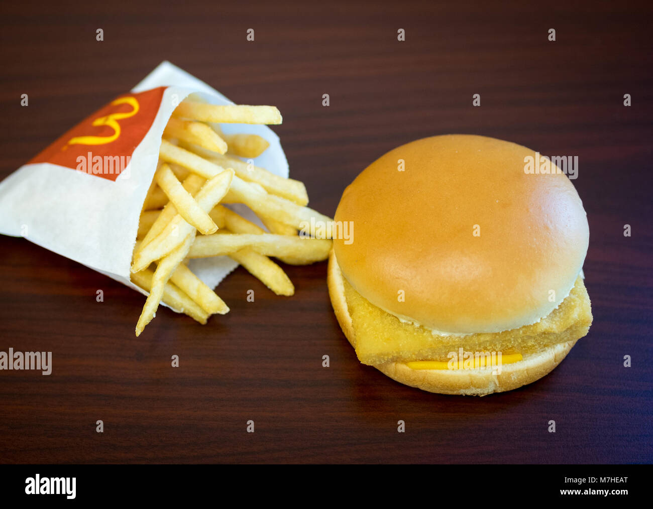 Un McDonald's Filet-O-pesce, un sandwich di pesce e una piccola patatine fritte. Foto Stock