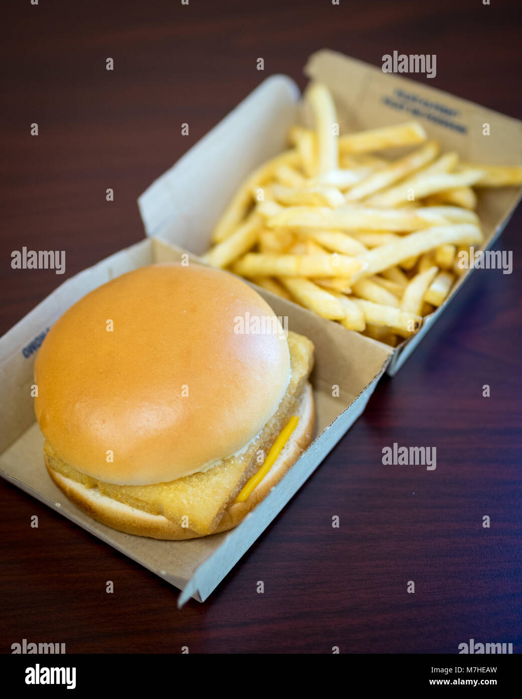 Un McDonald's Filet-O-pesce, un sandwich di pesce e una piccola patatine fritte. Foto Stock