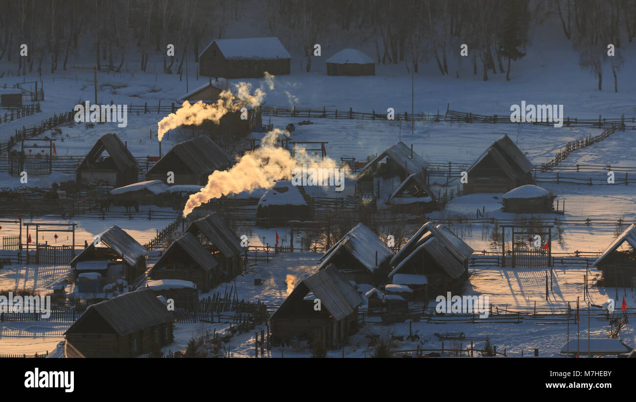 Villaggio Hemu a sunrise in Xinjiang, Cina, Kanas Foto Stock