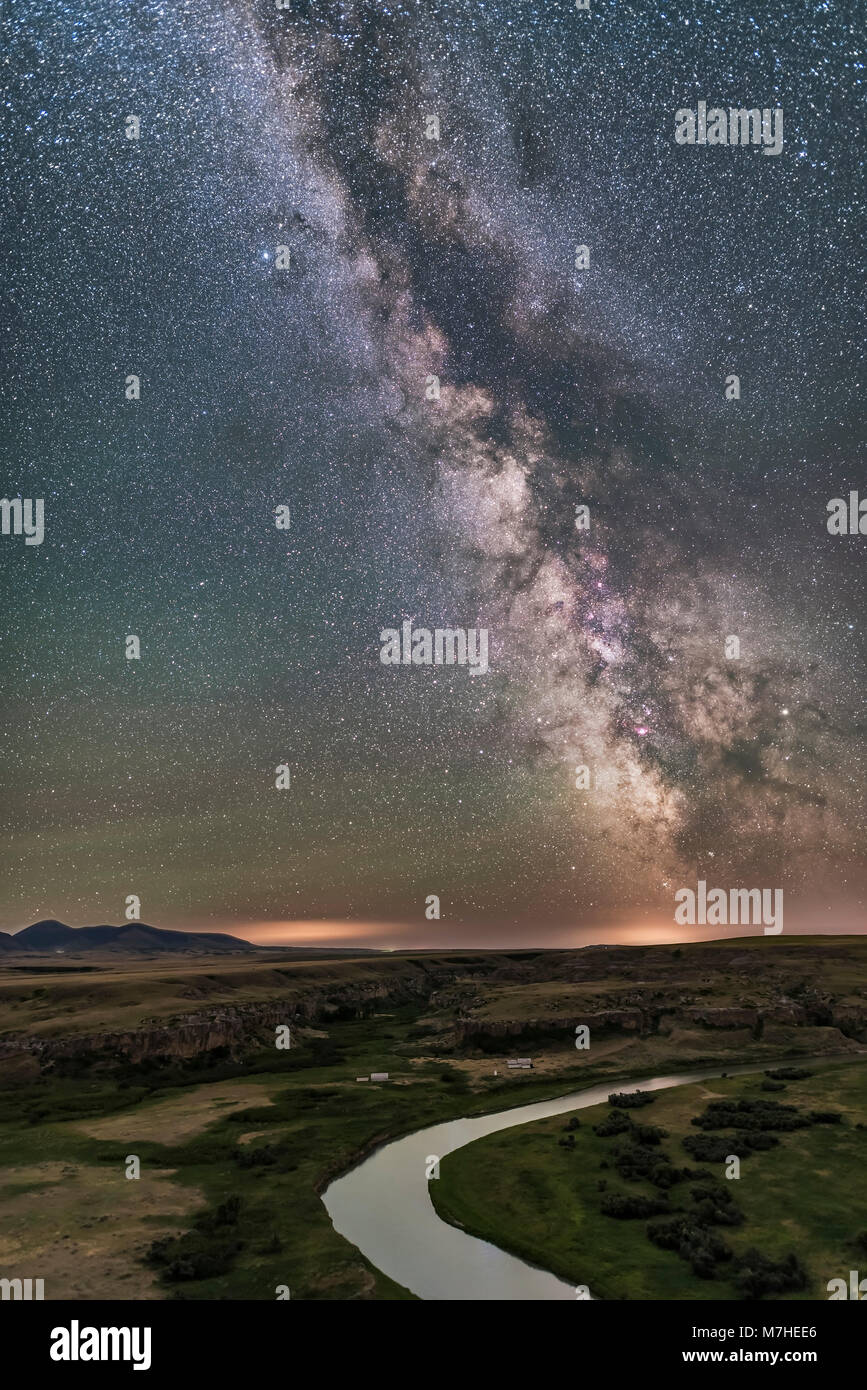 La Via Lattea oltre il fiume di latte, Alberta, Canada. Foto Stock