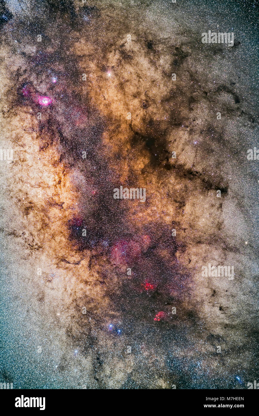 La Via Lattea attraverso la regione della coda dello Scorpione e fino in Sagittario. Foto Stock