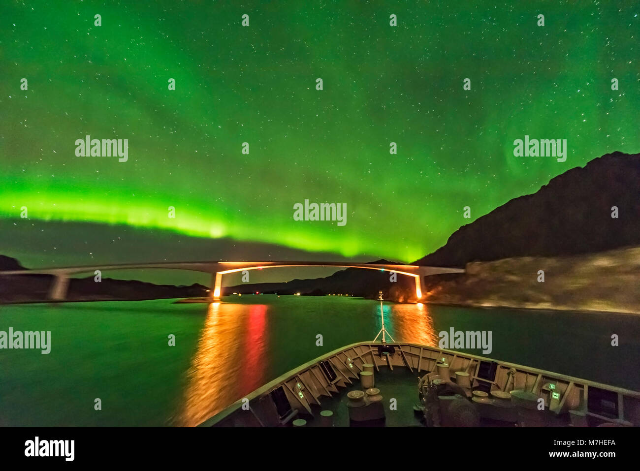 L'aurora boralis su un ponte in Norvegia. Foto Stock