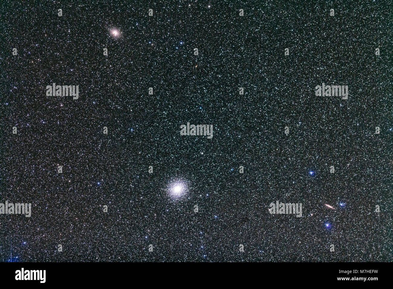 Una stella galattica scena con Omega Centauri, NGC 5128 e NGC 4945. Foto Stock