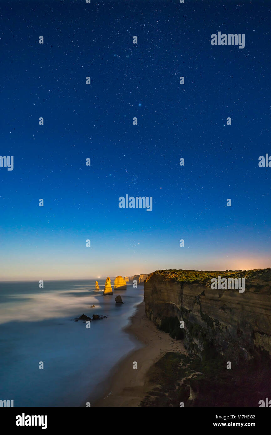 Le stelle di Orione e Canis Major oltre dodici apostoli, Australia. Foto Stock