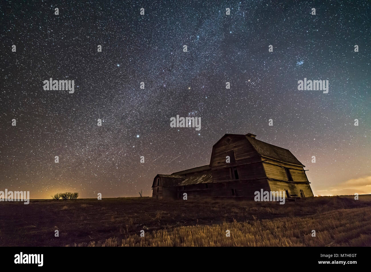 Orion e la Via Lattea invernale su un vecchio fienile in Alberta, Canada. Foto Stock