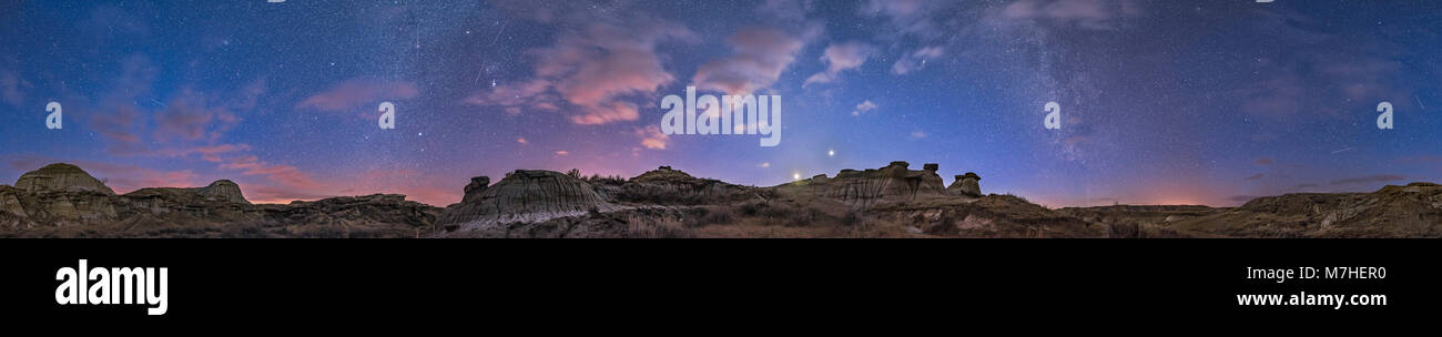 Un panorama a 360 gradi del crepuscolo della sera Cielo in Alberta, Canada. Foto Stock