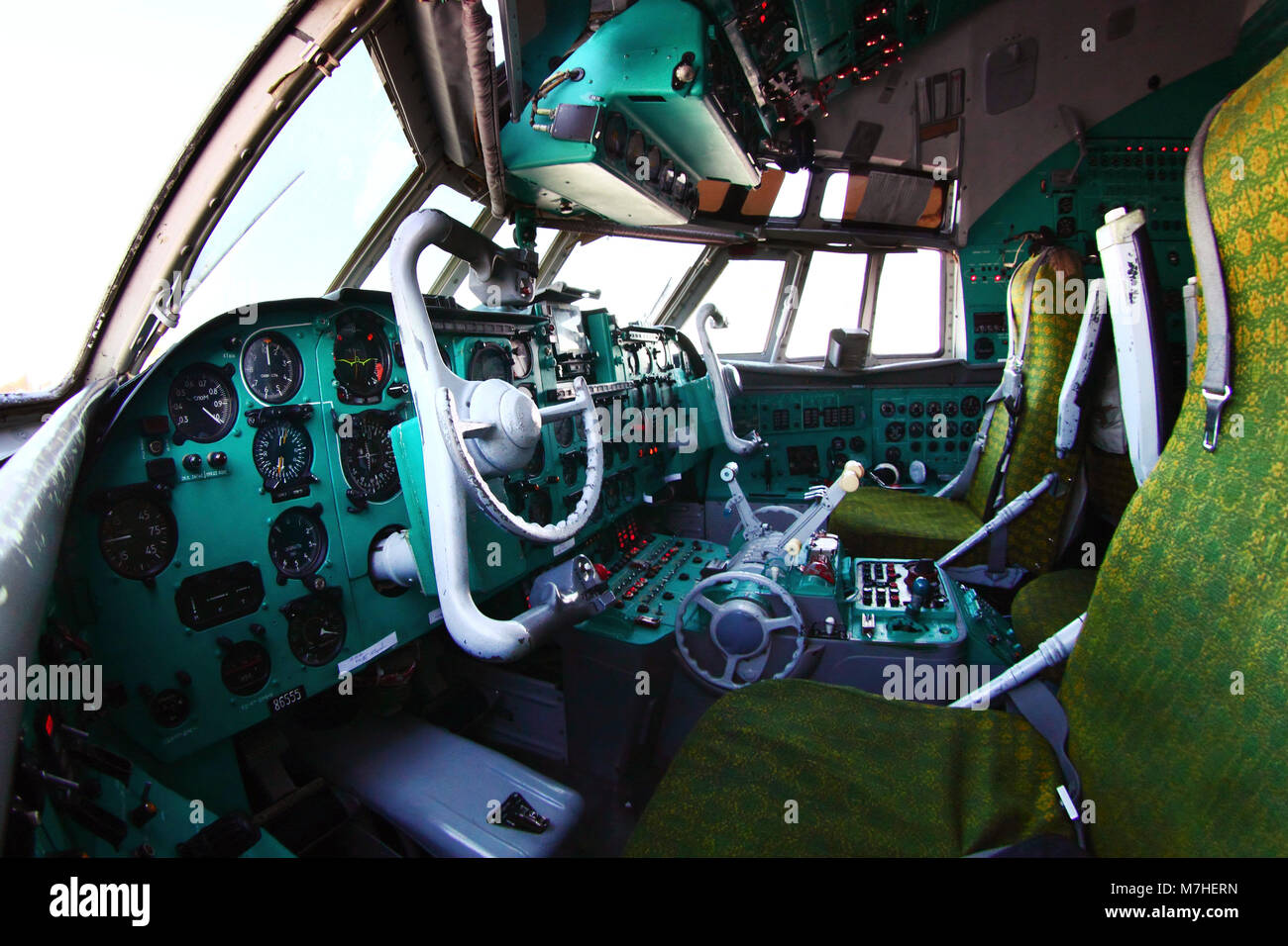 Il cockpit di un IL-62M aereo di linea dell'esercito dell'aria russa, Russia. Foto Stock