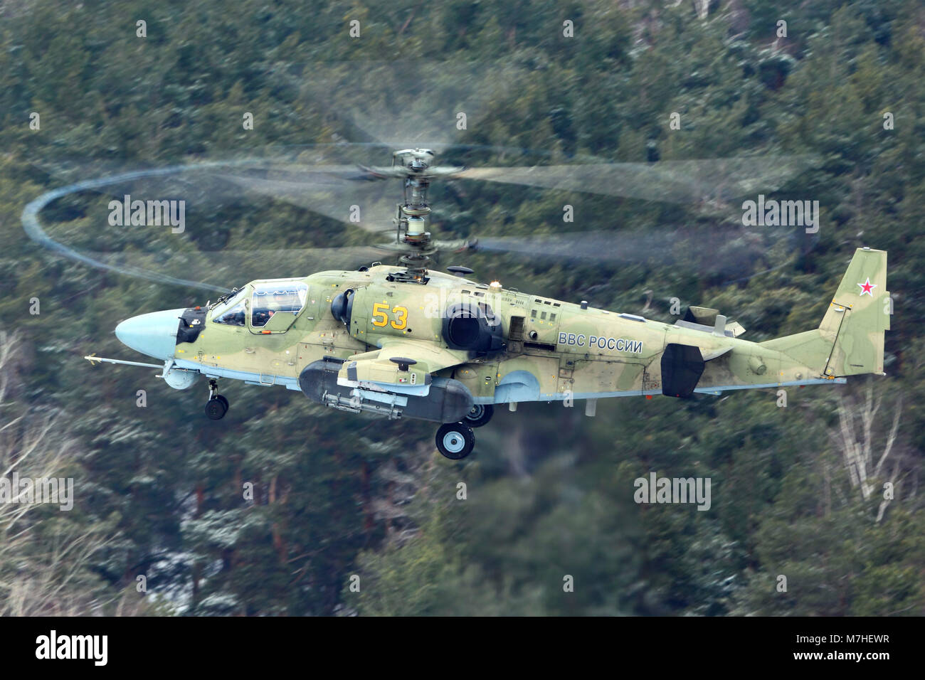 Ka-52 Alligator elicottero d'assalto dell'esercito dell'aria russa di decollo, Russia. Foto Stock