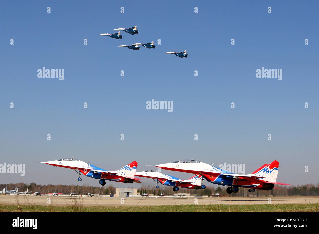 Su-27 della Federazione dei Cavalieri e MiG-29 getti di rondoni acrobazia aerea russa squadre. Foto Stock