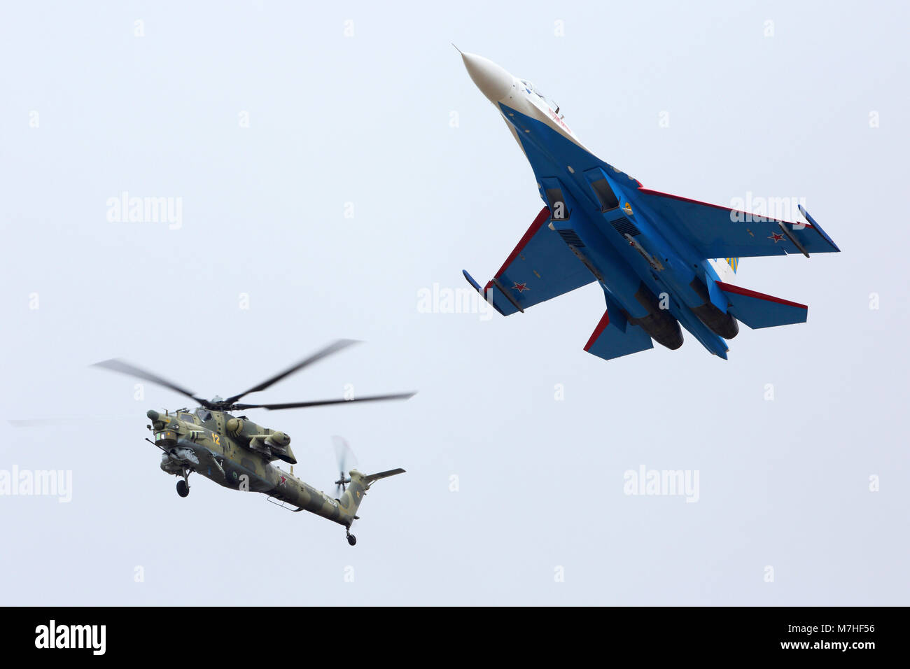 Formazione di volo un russo Su-27 e un Mil Mi-28N elicottero. Foto Stock