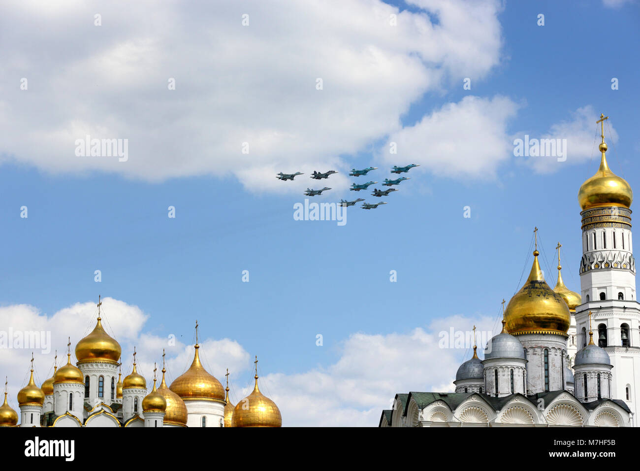 Gruppo di russo Air Force jet fighter vola oltre la piazza Rossa di Mosca, Russia. Foto Stock