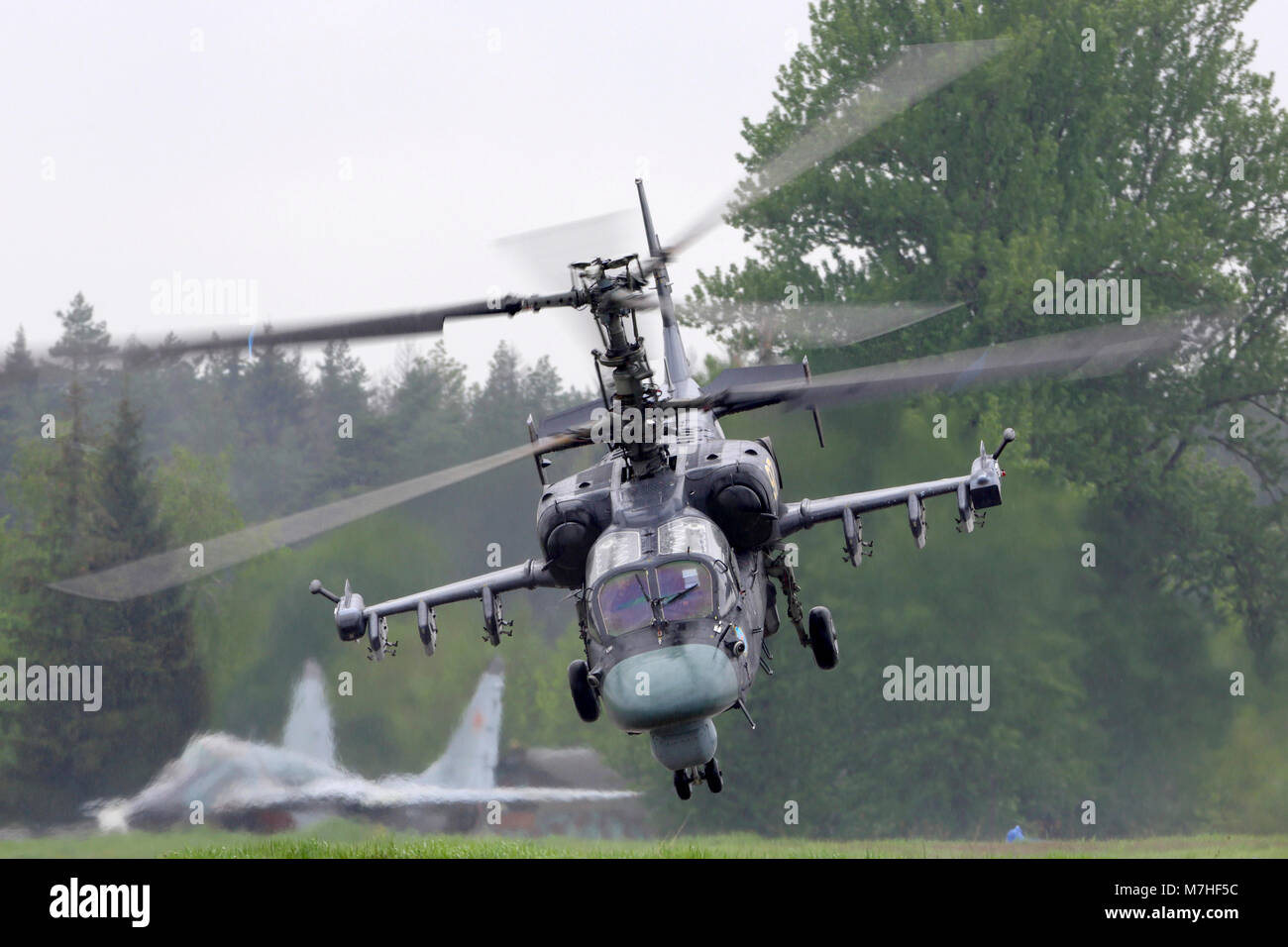 Ka-52 Alligator attacco elicottero russo di Air Force di decollare. Foto Stock
