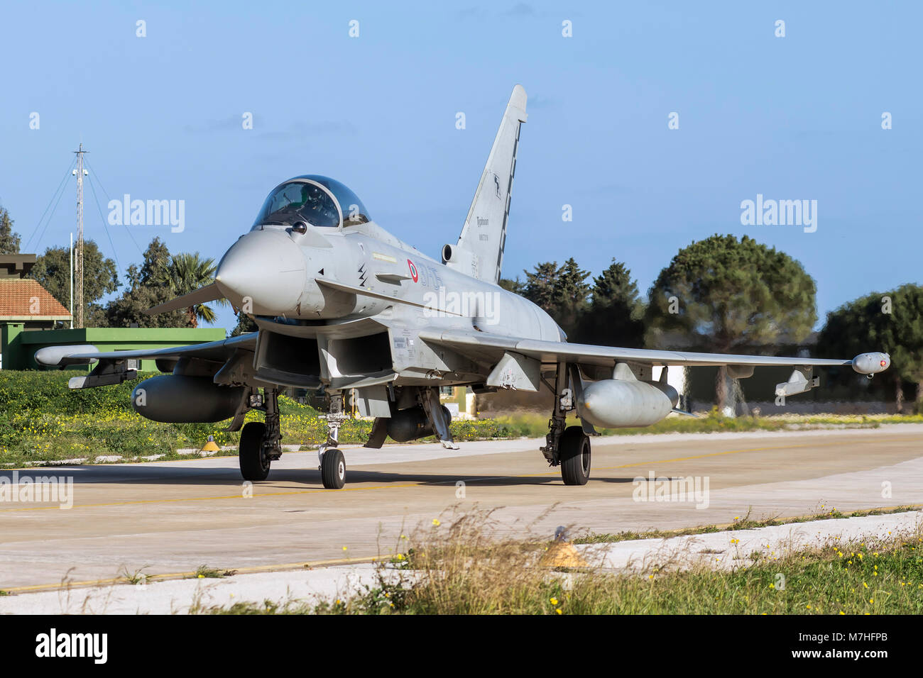 Forza Aerea Italiana F-2000un tifone in rullaggio a Trapani Air Base,  Italia Foto stock - Alamy