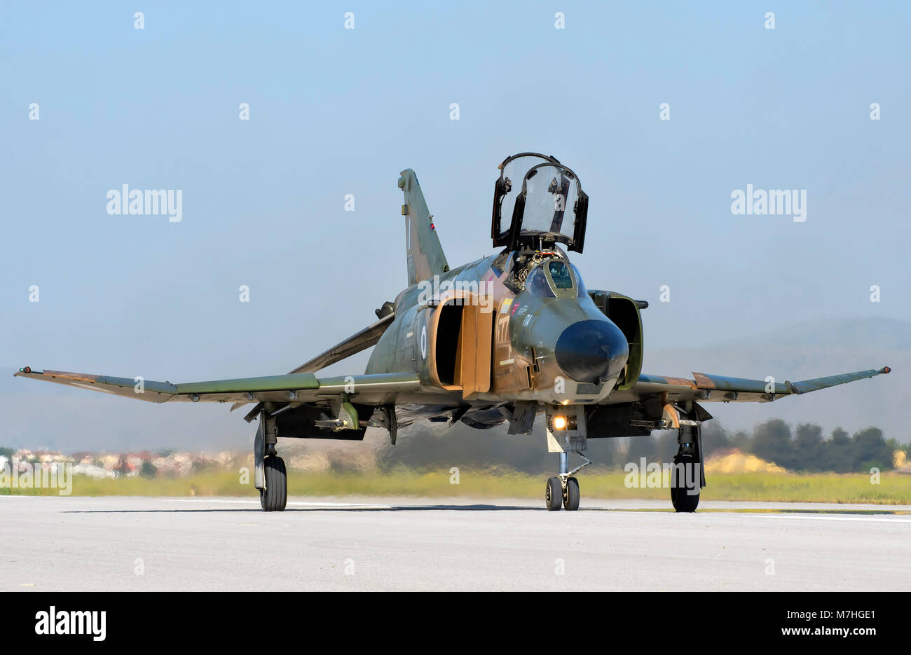 Hellenic Air Force RF-4E Phantom in rullaggio a Larissa Air Base, Grecia. Foto Stock