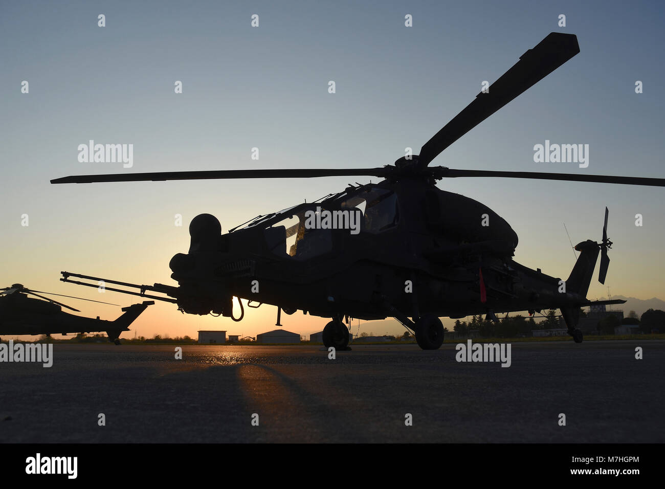 AH-129D Mangusta esercito italiano elicottero dal 5° Reggimento al tramonto. Foto Stock