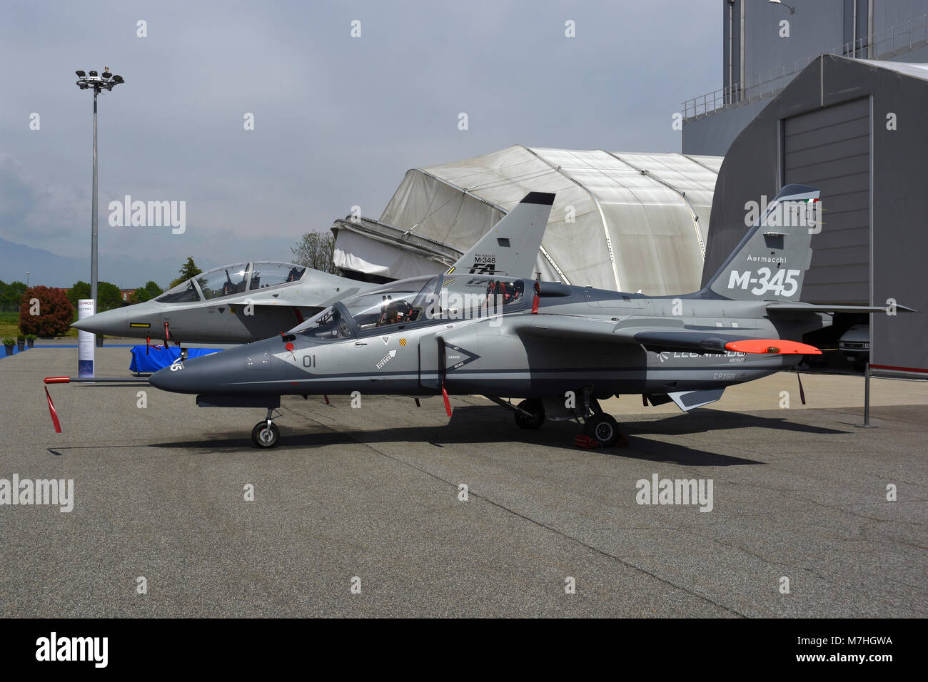 Prototipo di Leonardo M-345 trainer presso l'aeroporto di Caselle, Italia. Foto Stock