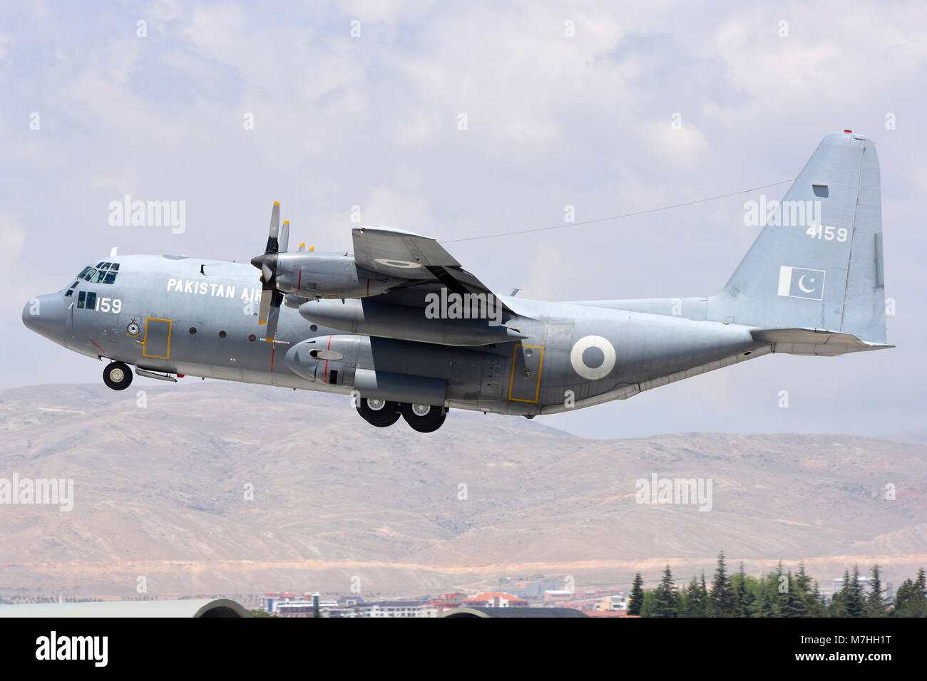 Il Pakistan Air Force C-130 Hercules decollare da Konya Air Base, Turchia. Foto Stock