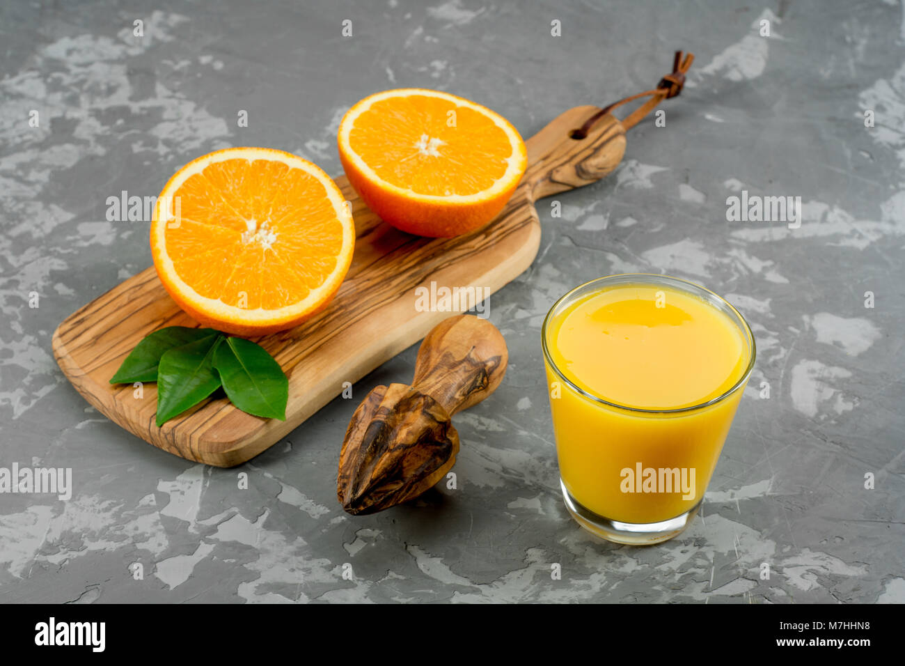 Bicchiere di succo di arancia dal di sopra sulla tavola di legno. Prodotto a base di frutta display . Foto Stock