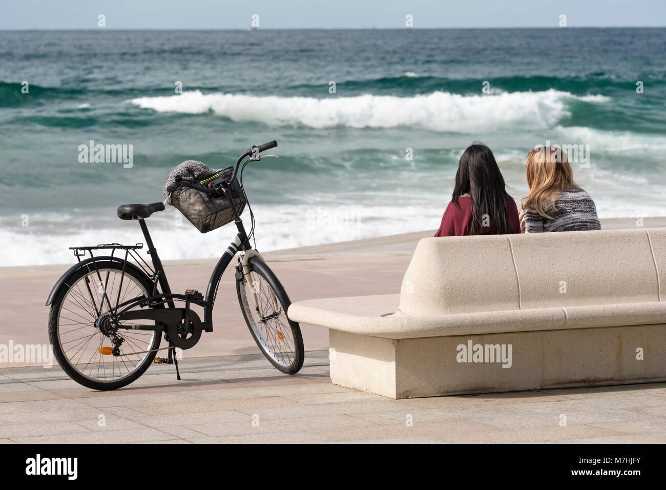 Rilassante, seduta orizzonte, dalla Spiaggia di Zarautz, Gipuzkoa; Pais Vasco; Spagna Foto Stock