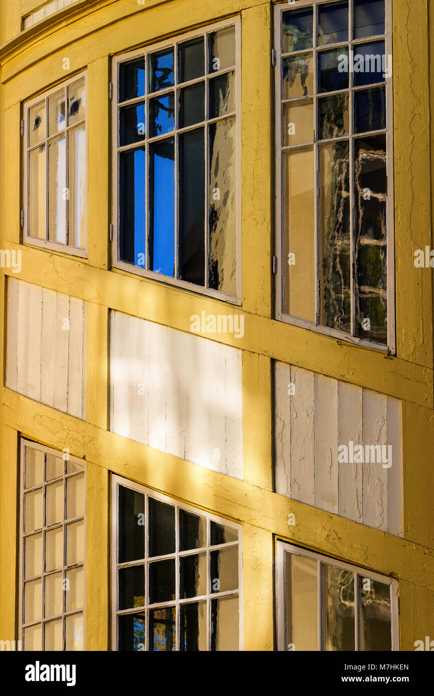 Riflessioni in windows in una vecchia casa in legno Foto Stock