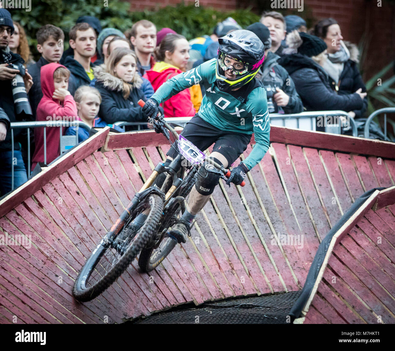 Rachael Crellin compete in the Howard Street Dual urban bike race a Sheffield. L'evento, parte dell'Outdoor City Weekender, vede piloti gara testa a testa, a due a due, giù un corso nel centro della citta'. Foto Stock