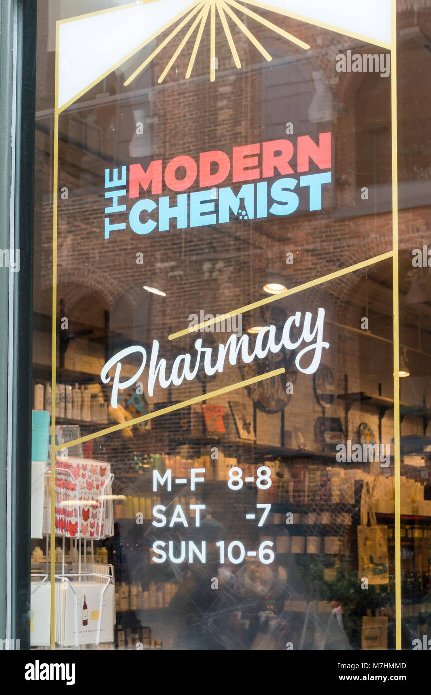 Porta in vetro della moderna farmacia farmacia in Dumbo, Brooklyn, New York Foto Stock