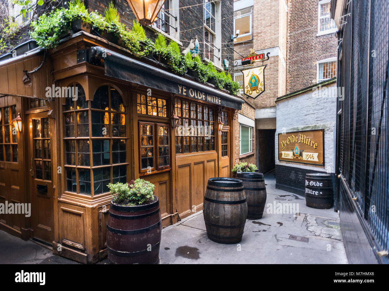 Ye Olde Mitre. Gualchiere pub appena fuori Hatton Garden, Londra. Istituito nel 1546. Foto Stock