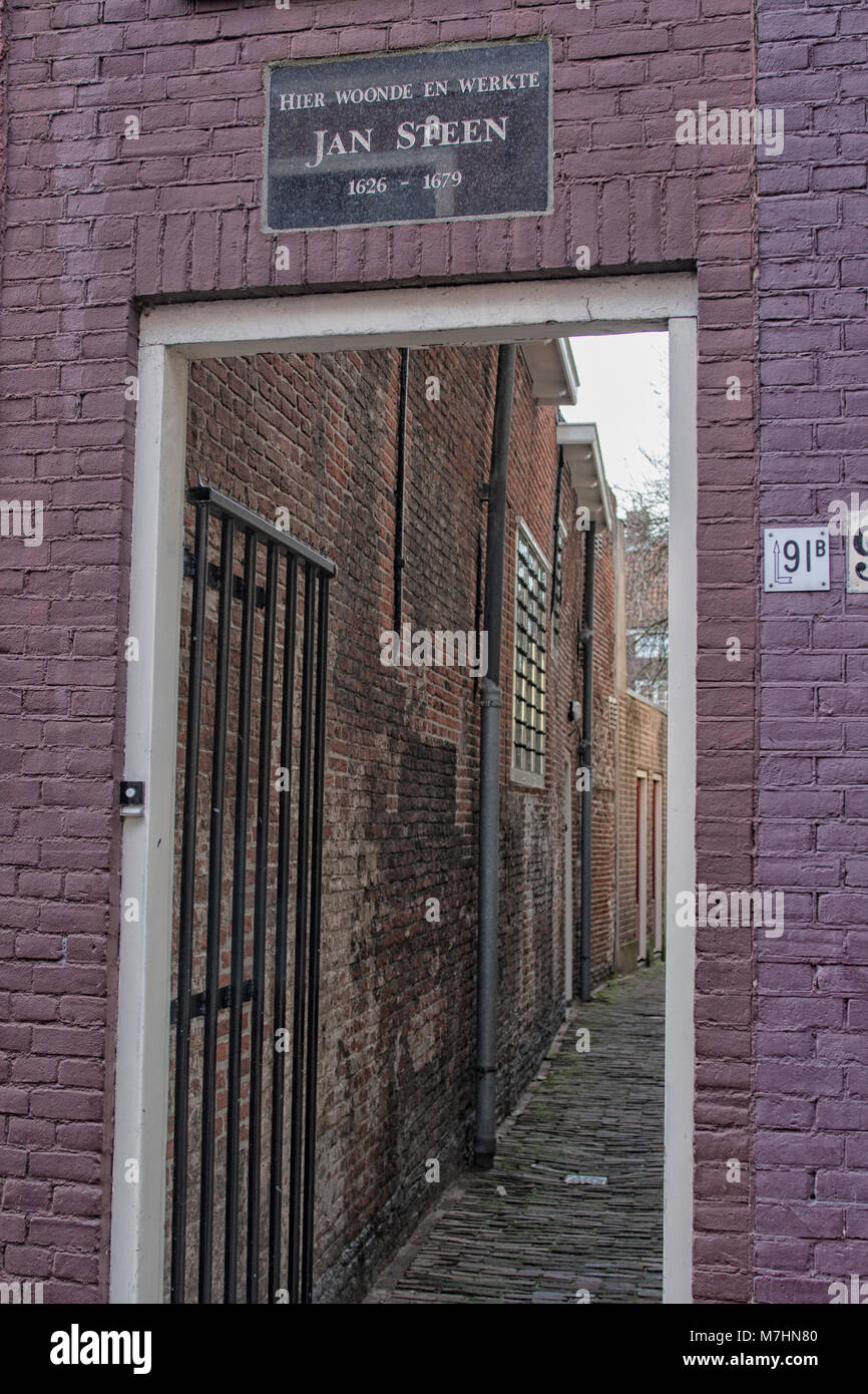La placca nella parete di fronte a un vicolo con testo in olandese: Qui visse e lavorò Jan Steen. Questa porta è stata (e) è l'ingresso al case in età. Una volta che il Foto Stock