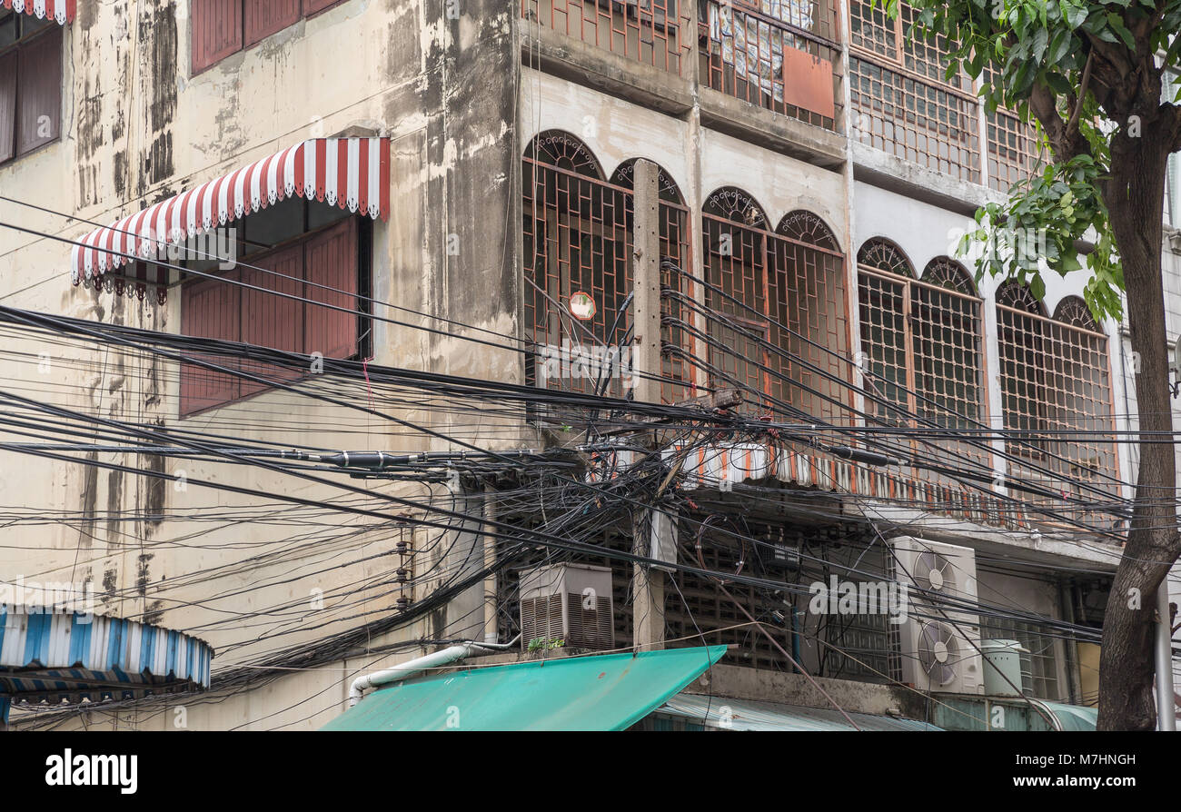 Crazy cablaggio a Bangkok in Tailandia Foto Stock