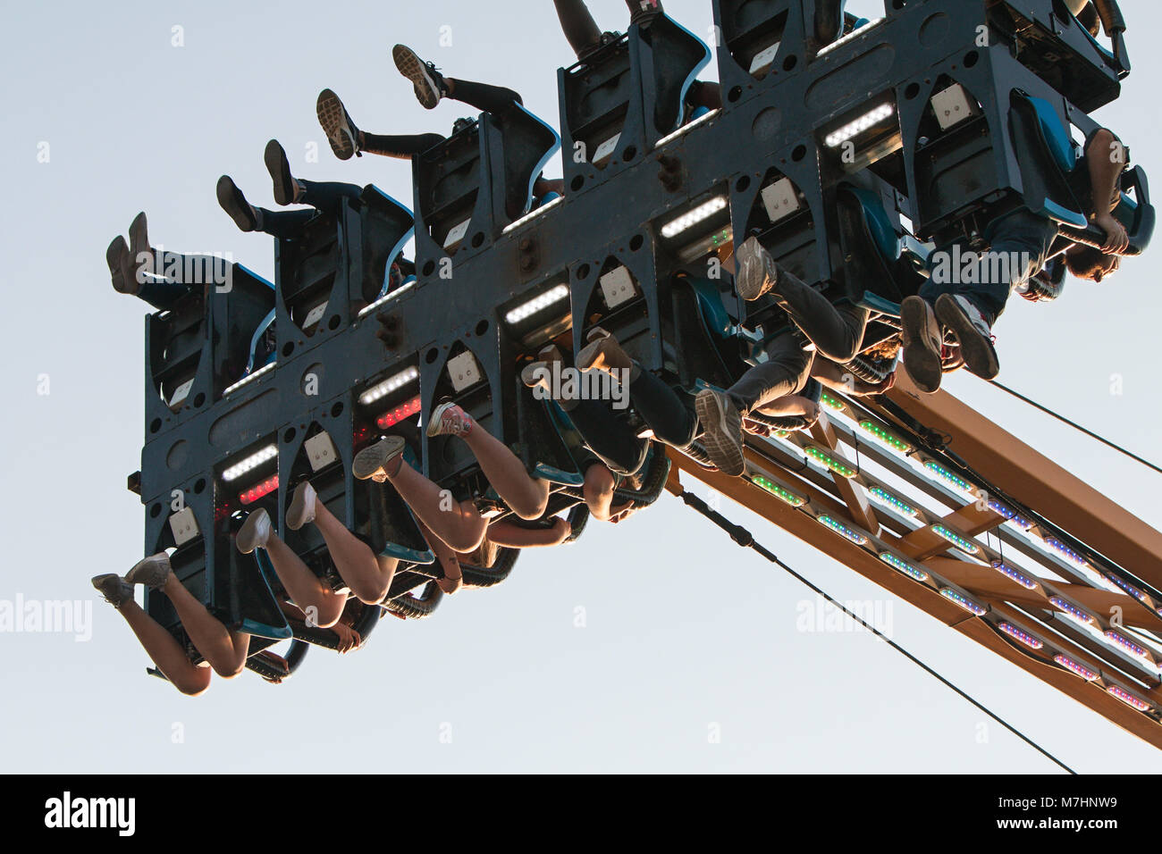 Le gambe e i piedi degli adolescenti a penzolare in midair su un pauroso guidare al Gwinnett County Fair di Lawrenceville, GA, il 22 settembre 2017. Foto Stock