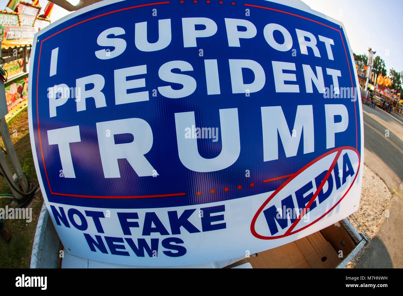 Una lettura del segno "mi sostengono il presidente Trump, non fake news media" si siede su di un fornitore a carrello Gwinnett County Fair di Lawrenceville, GA. Foto Stock