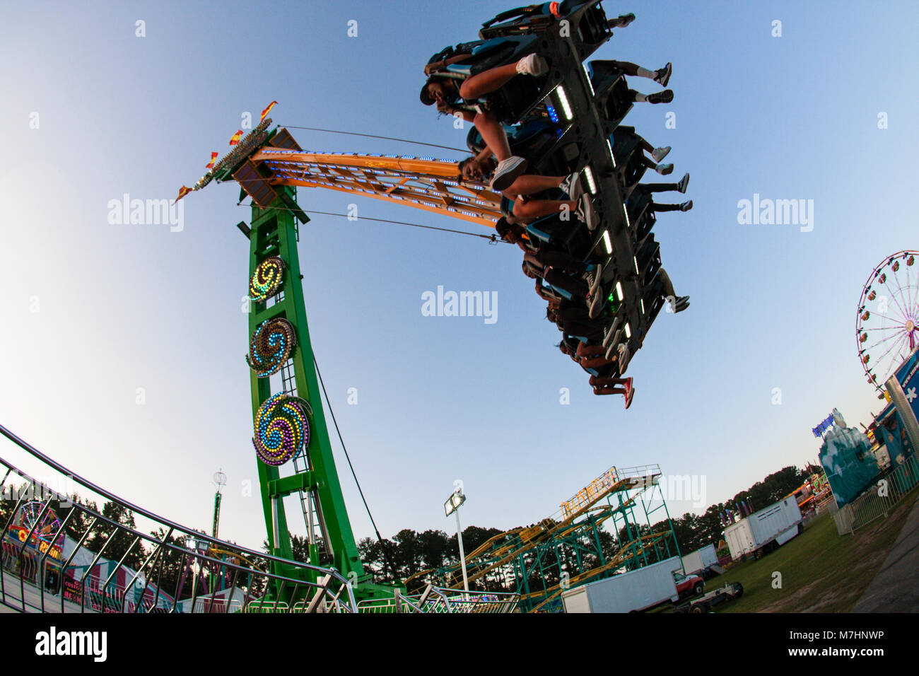 Gli adolescenti godere la velocità e altezza di un pauroso guidare al Gwinnett County Fair on September 22, 2017 in Lawrenceville, GA. Foto Stock
