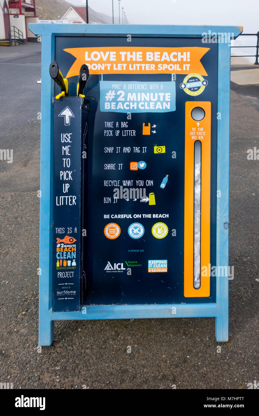 Un display su Saltburn promenade per incoraggiare le persone a non lasciare rifiuti sulla spiaggia e fornire gratuitamente da utilizzare pinze di lettiera e sacchetti Foto Stock