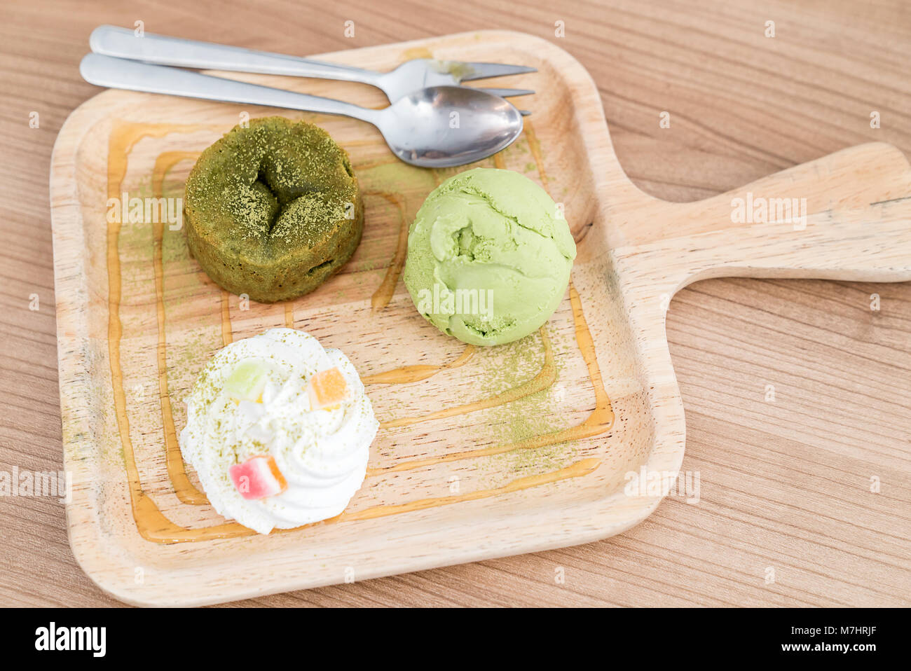 Tè verde torta di lava con gelato e tè verde salsa Foto Stock