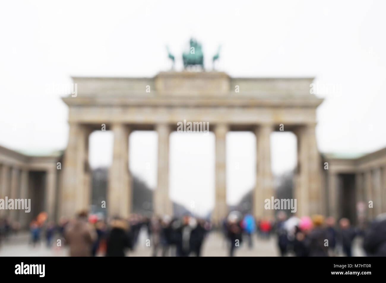 Defocalizzata Porta di Brandeburgo con folla turistica a Berlino Germania Foto Stock