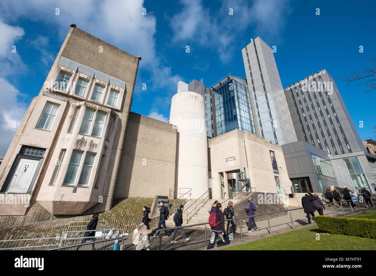 Vista della Hunterian Museum ( Mackintosh House sulla sinistra) e Biblioteca universitaria dell'Università di Glasgow in Scozia, Regno Unito Foto Stock