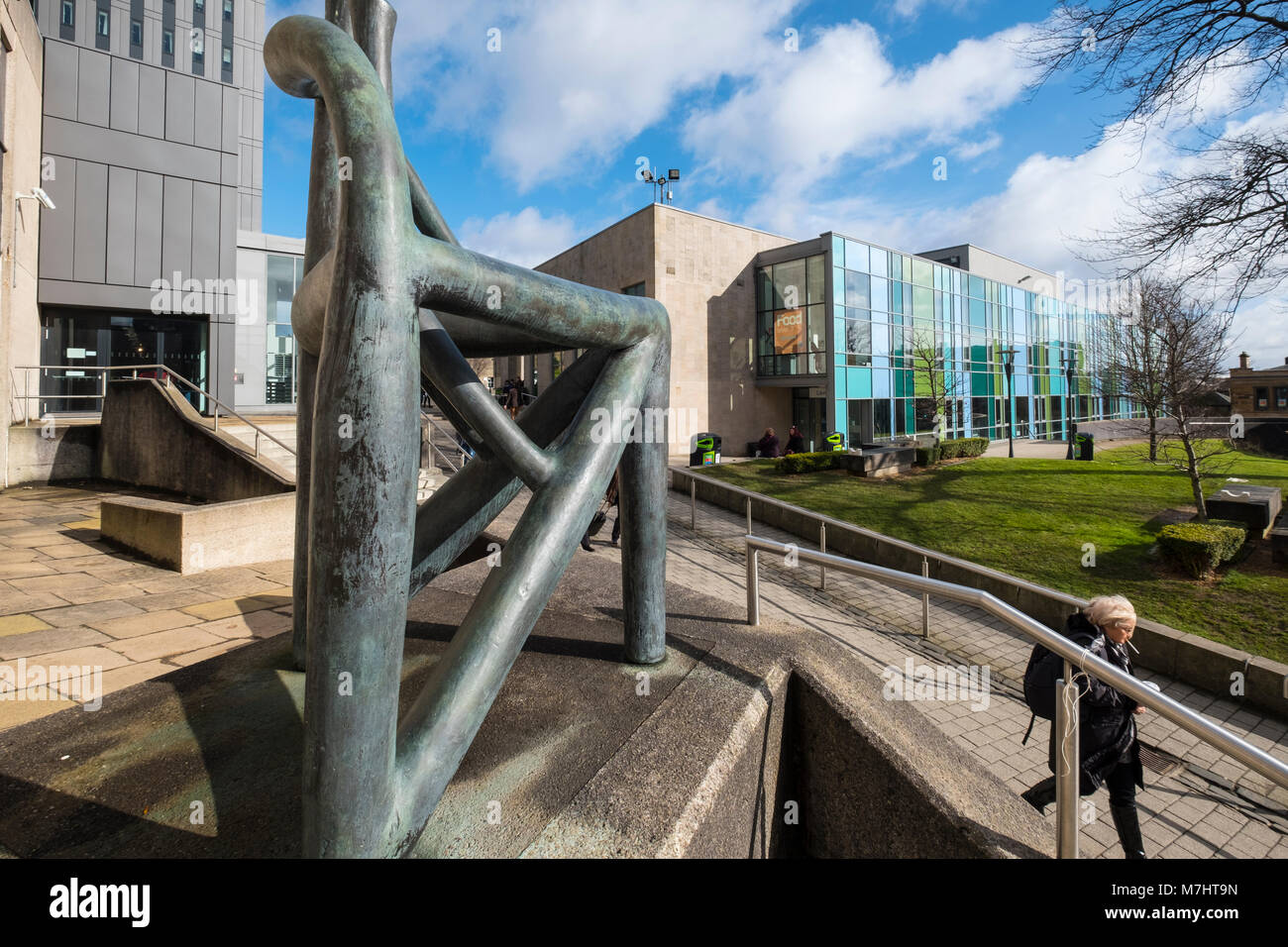 Esterno della Hunterian Art Gallery con la scultura in bronzo di schema di un oggetto da Dhruva Mistry all'Università di Glasgow, Scotland, Regno Unito Foto Stock