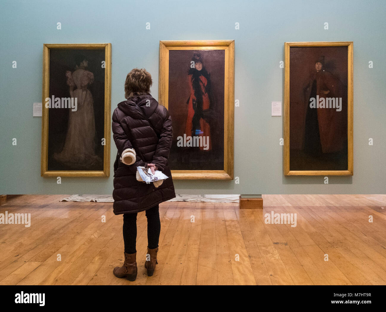 Visitatore di Hunterian Art Gallery guardando i dipinti di James Abbott McNeill Whistler all'Università di Glasgow, Scotland, Regno Unito Foto Stock