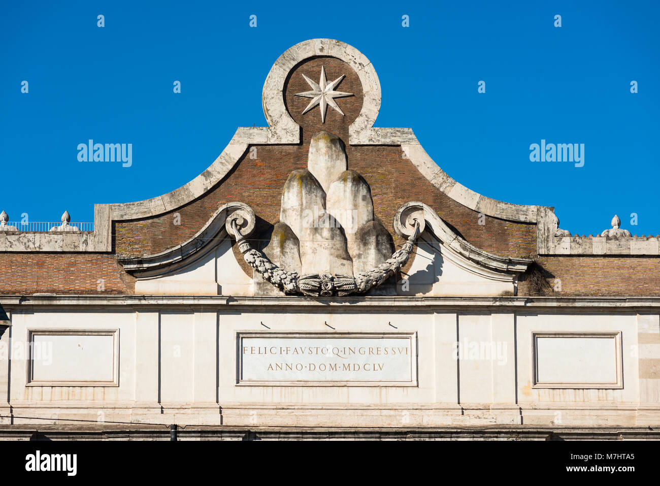 Porta del Popolo è una porta delle Mura Aureliane che conduce a Piazza del Popolo a Roma. Lazio Roma. Foto Stock